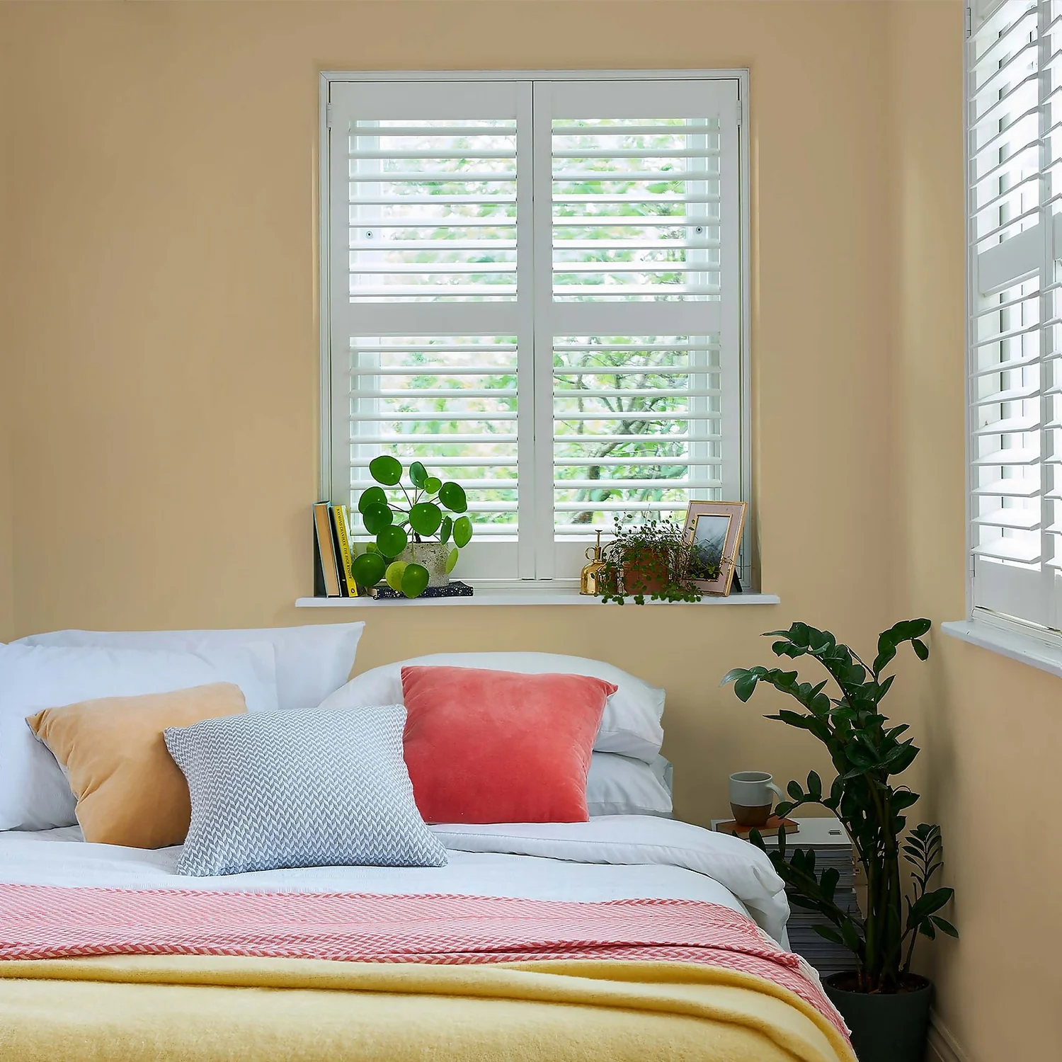 Laura Ashley Matt Emulsion Paint Gold - 5L 2 Laura Ashley Matt Emulsion Paint Gold - 5L - Image 2