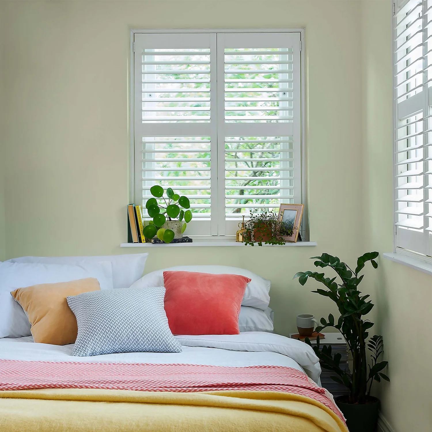 Laura Ashley Matt Emulsion Paint Pale Hedgerow - 5L 2 Laura Ashley Matt Emulsion Paint Pale Hedgerow - 5L - Image 2