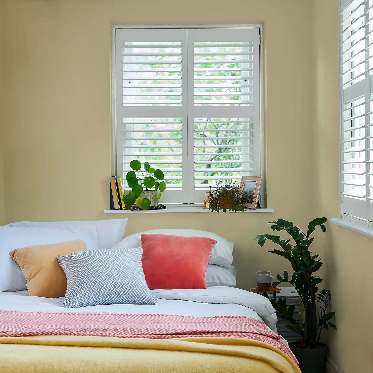 Laura Ashley Eggshell Paint Sunshine - 750ml 2 Laura Ashley Eggshell Paint Sunshine - 750ml - Image 2